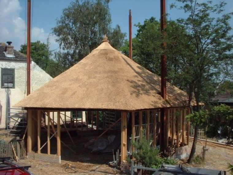 Hooiberg met rieten dak