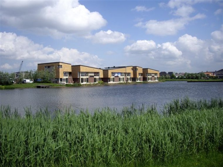9 Waterwoningen met rieten gevel